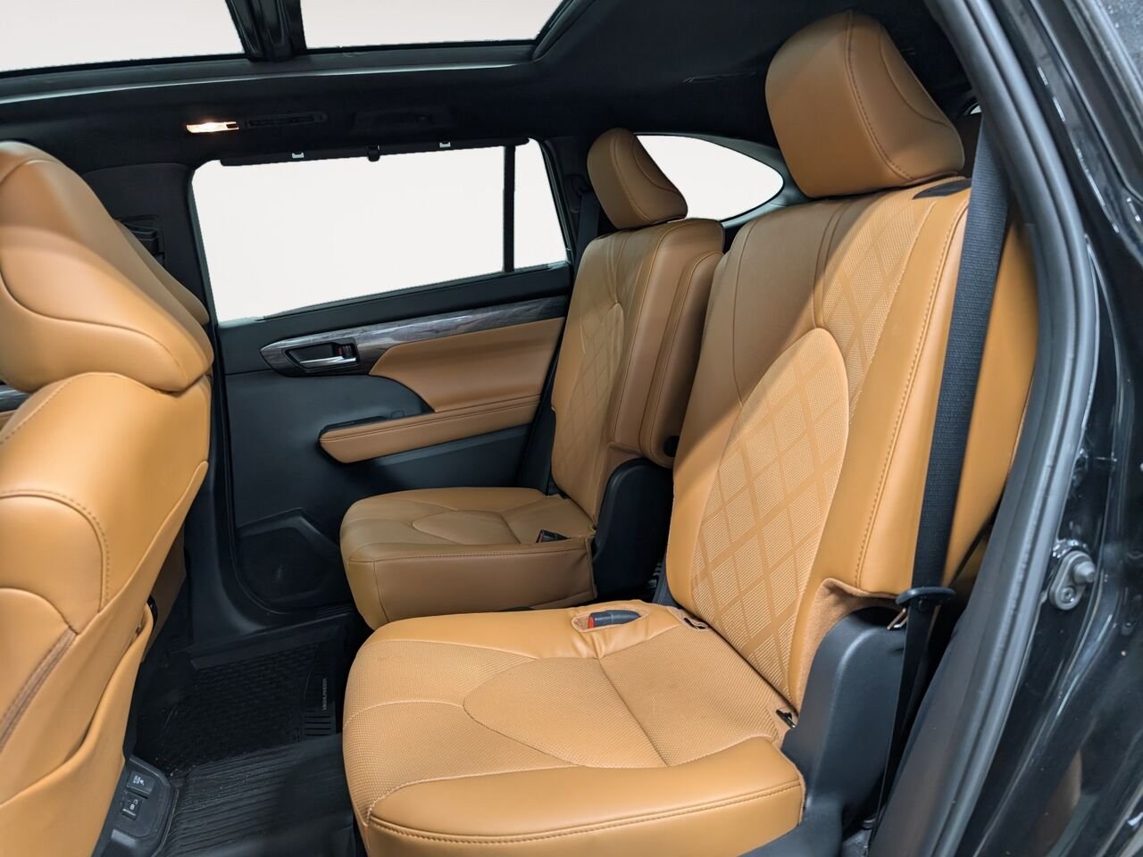 Toyota Highlander Hybride PLATINUM/SIÈGES AVANT ET ARRIÈRE CHAUFFANT/SIÈGES AVANT VENTILLÉ/TOIT PANORAMIQUE OUVRANT/VOLANT 2025 Noir minuit métallisé Sherbrooke - photo #24