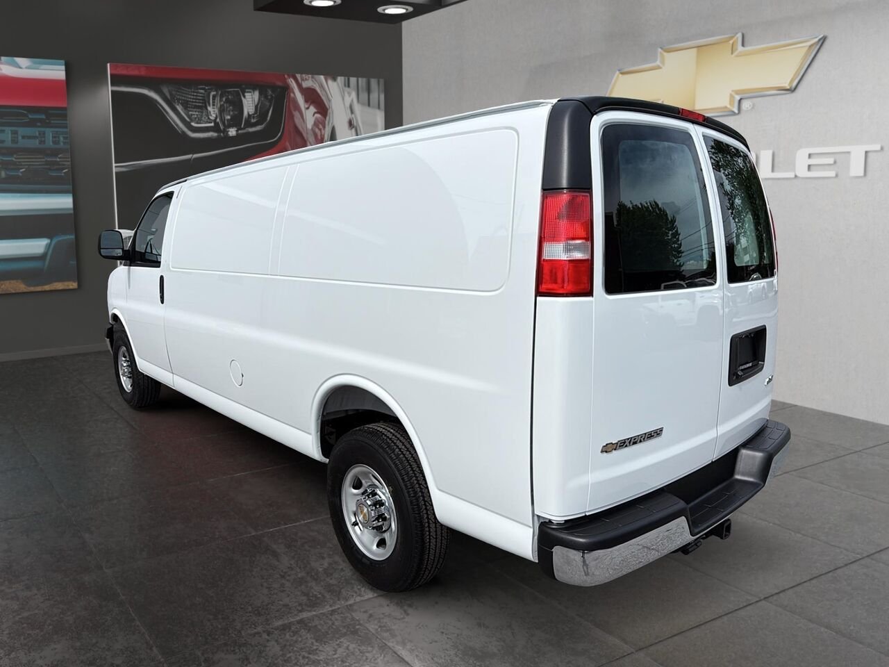 Chevrolet Fourgonnette Express utilitaire Traction arrière 3500 155 po 2026 BLANC SOMMET Saint-Hyacinthe - photo #3