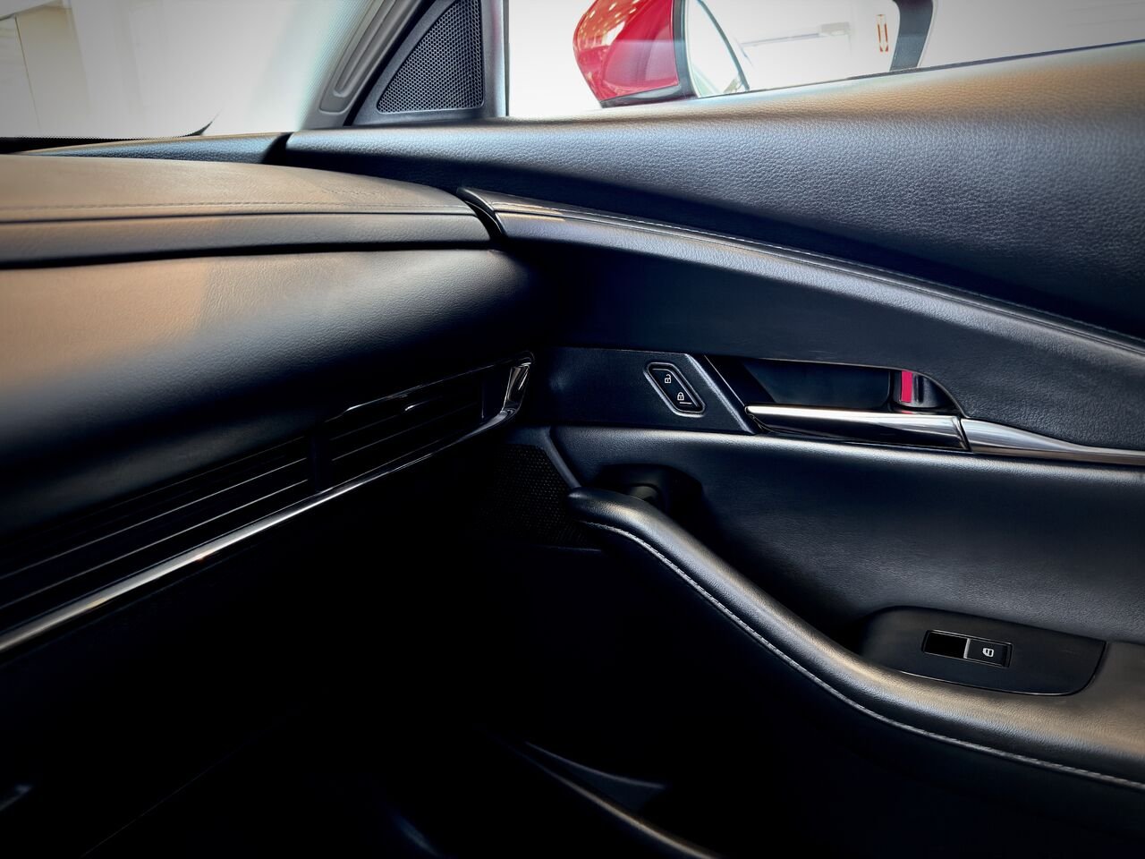 2022 Mazda CX-30 Red Notre-Dame-des-Prairies - photo #31