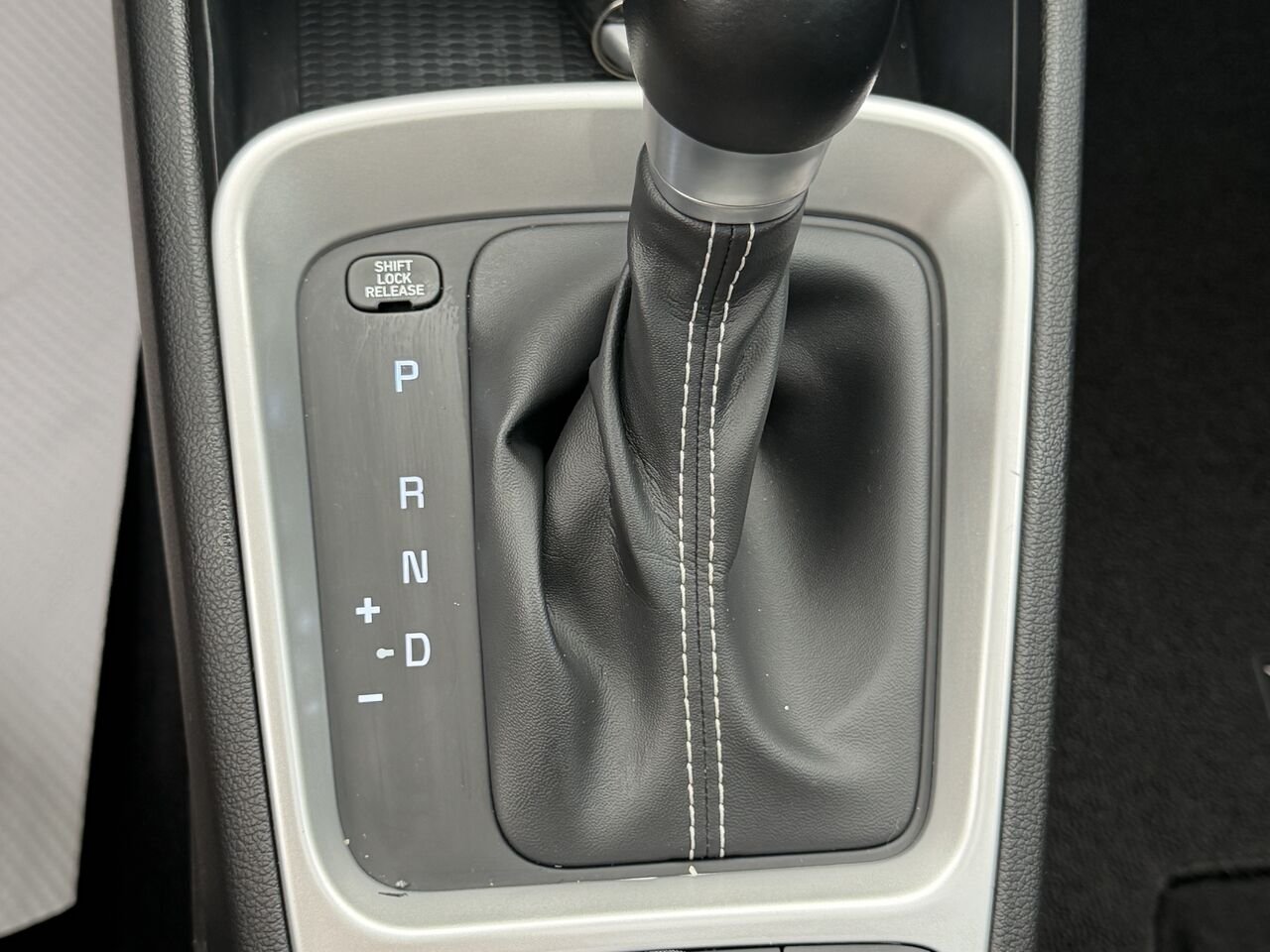 2022 Hyundai Venue Grey Ste-Marie - photo #17