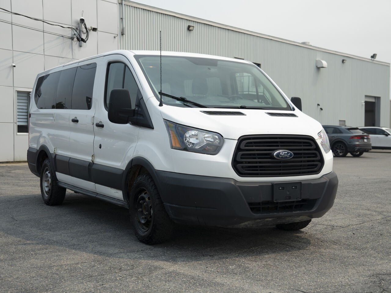 Ford Transit tourisme U03082 | T-150 XL toit bas 130 po porte pivotante côté passager 2018 Blanc Val-d'Or - photo #2
