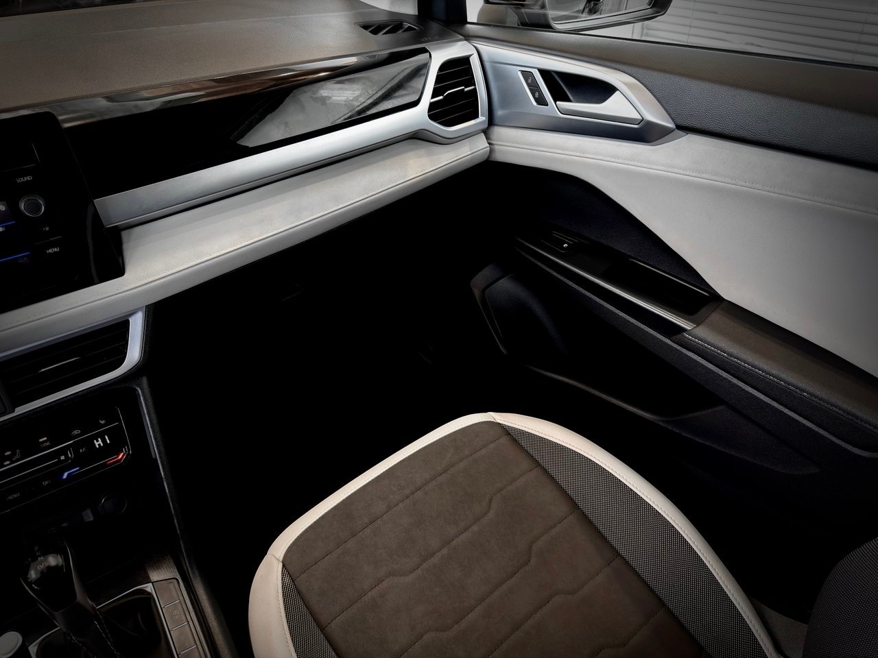 2025 Volkswagen Taos Silver Notre-Dame-des-Prairies - photo #20
