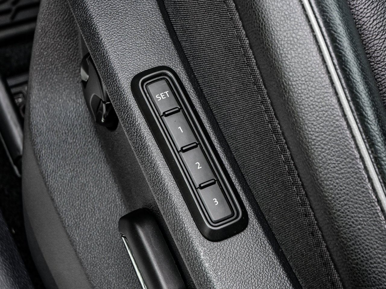 2018 Volkswagen Tiguan Highline 4MOTION White Sherwood Park - photo #19