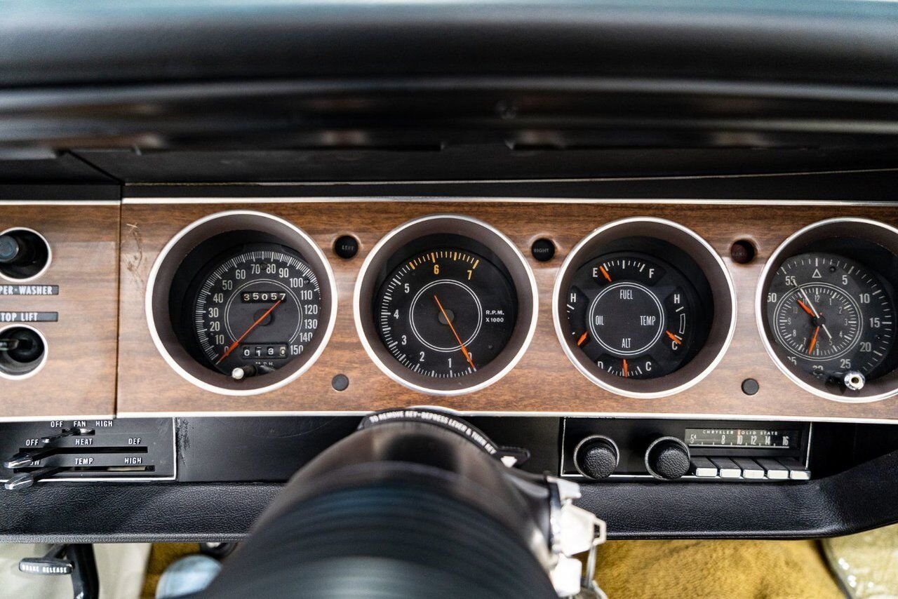 1971 Dodge Challenger *PRIX EN USD* Convertible Fully restored to desirable specifications Gold Montreal - photo #13
