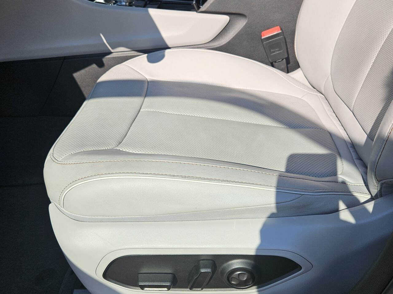 2023 Jeep Grand Cherokee Overland 4x4 Grey Thetford Mines - photo #15