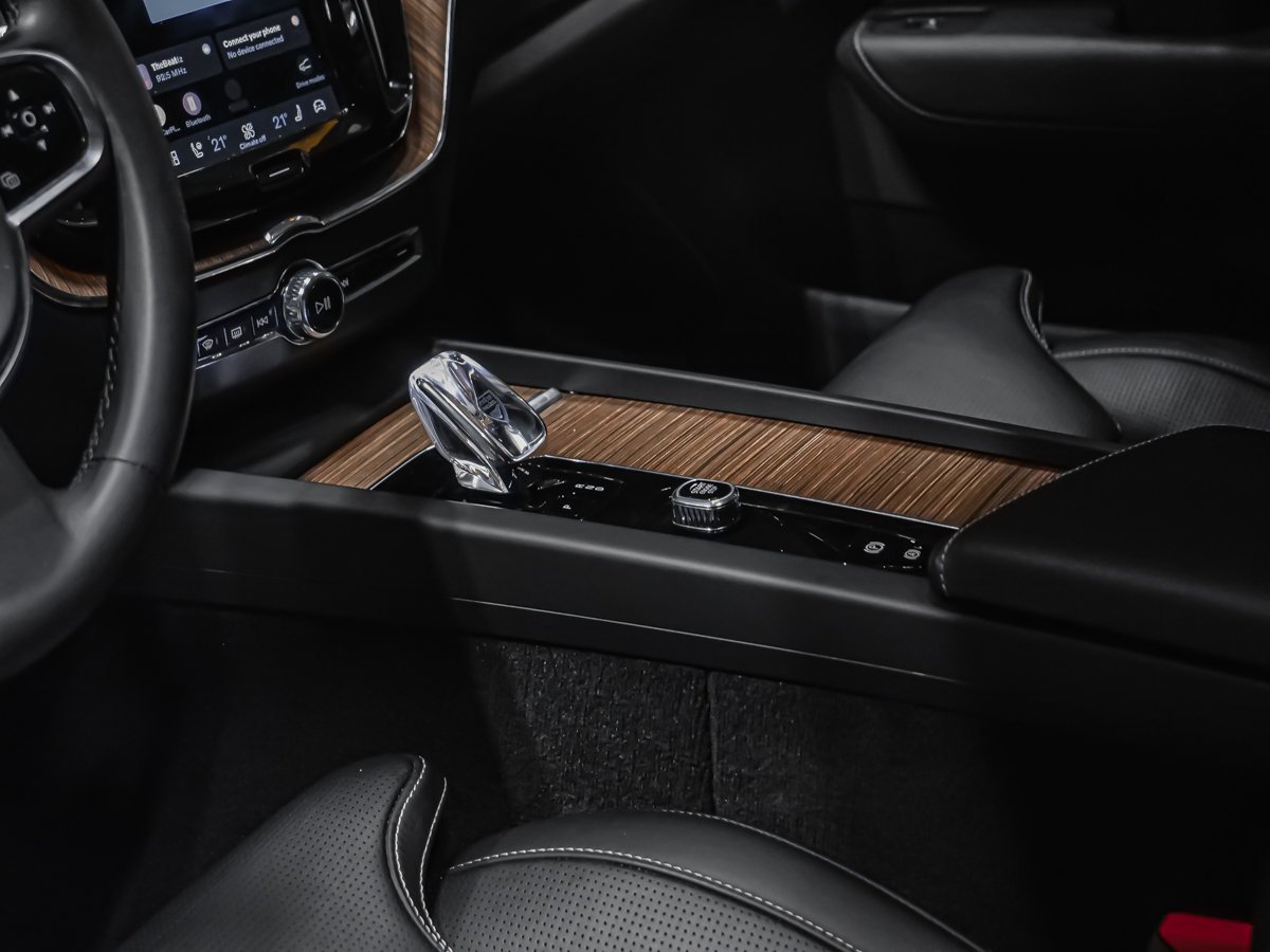 2023 Volvo XC60 Recharge T8 ULTIMATE DARK White Montreal - photo #6