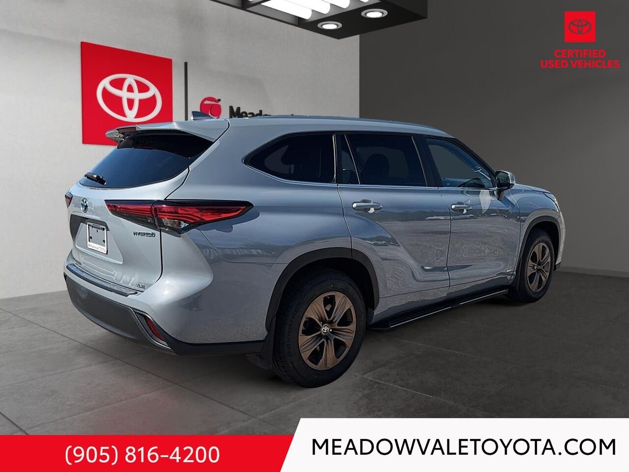 2023 Toyota HIGHLANDER New tires, Satin Bronze 18" Wheels, Running Boards, 2nd Row Captain Chairs Cement Mississauga - photo #3