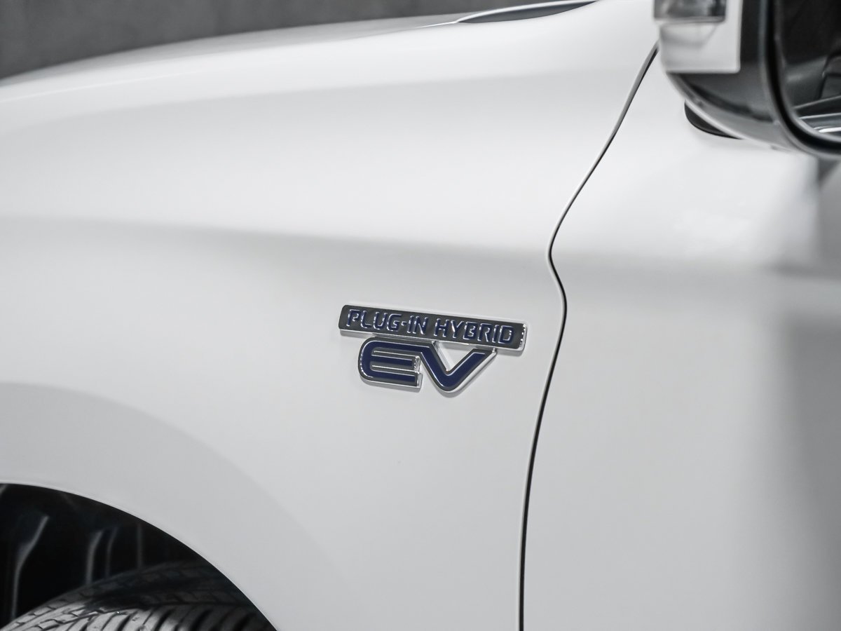 2021 Mitsubishi Outlander Plug-In Hybrid Red Montreal - photo #4