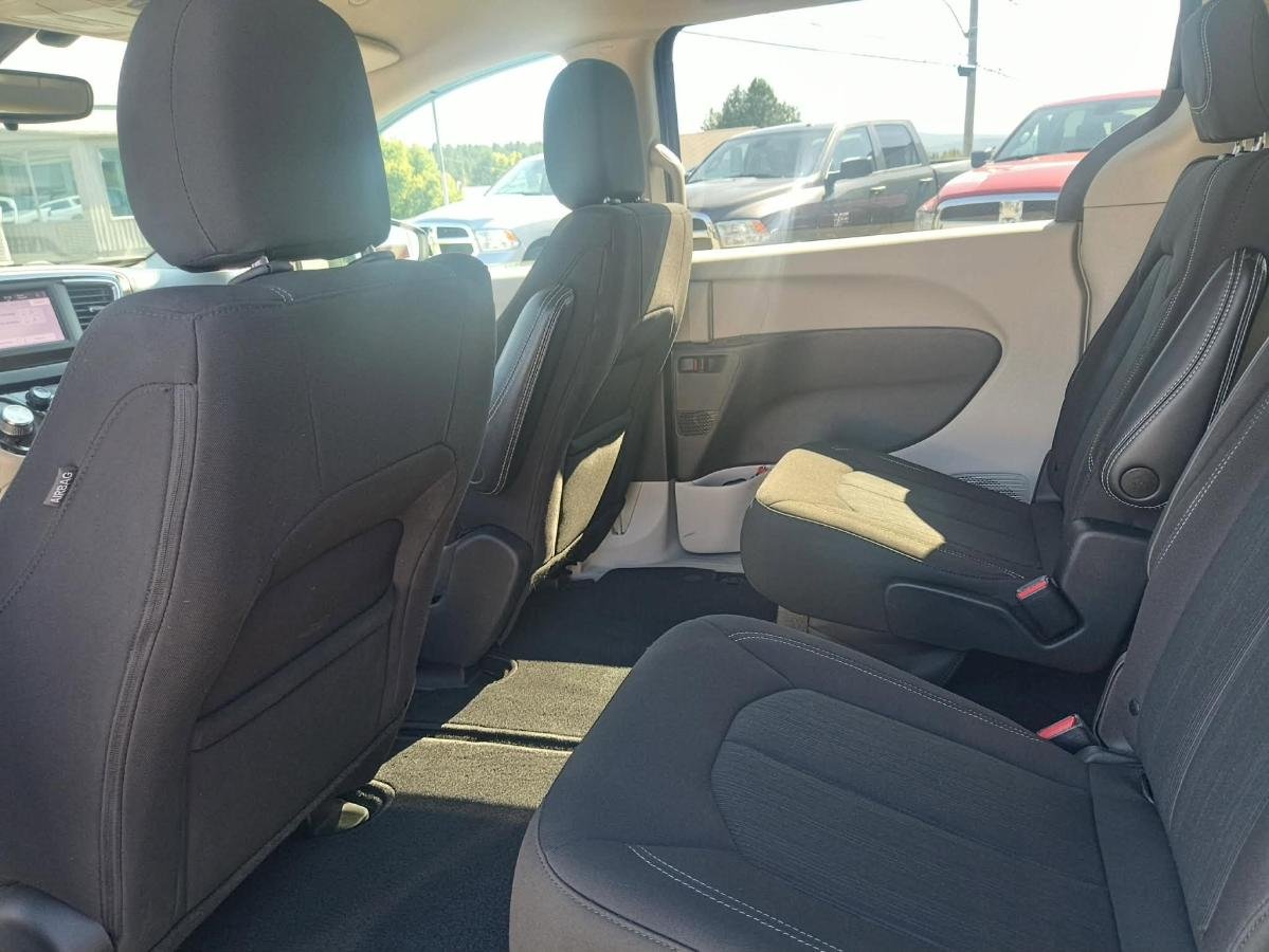 Chrysler Grand Caravan 2022 Gris Lac Mégantic - photo #10