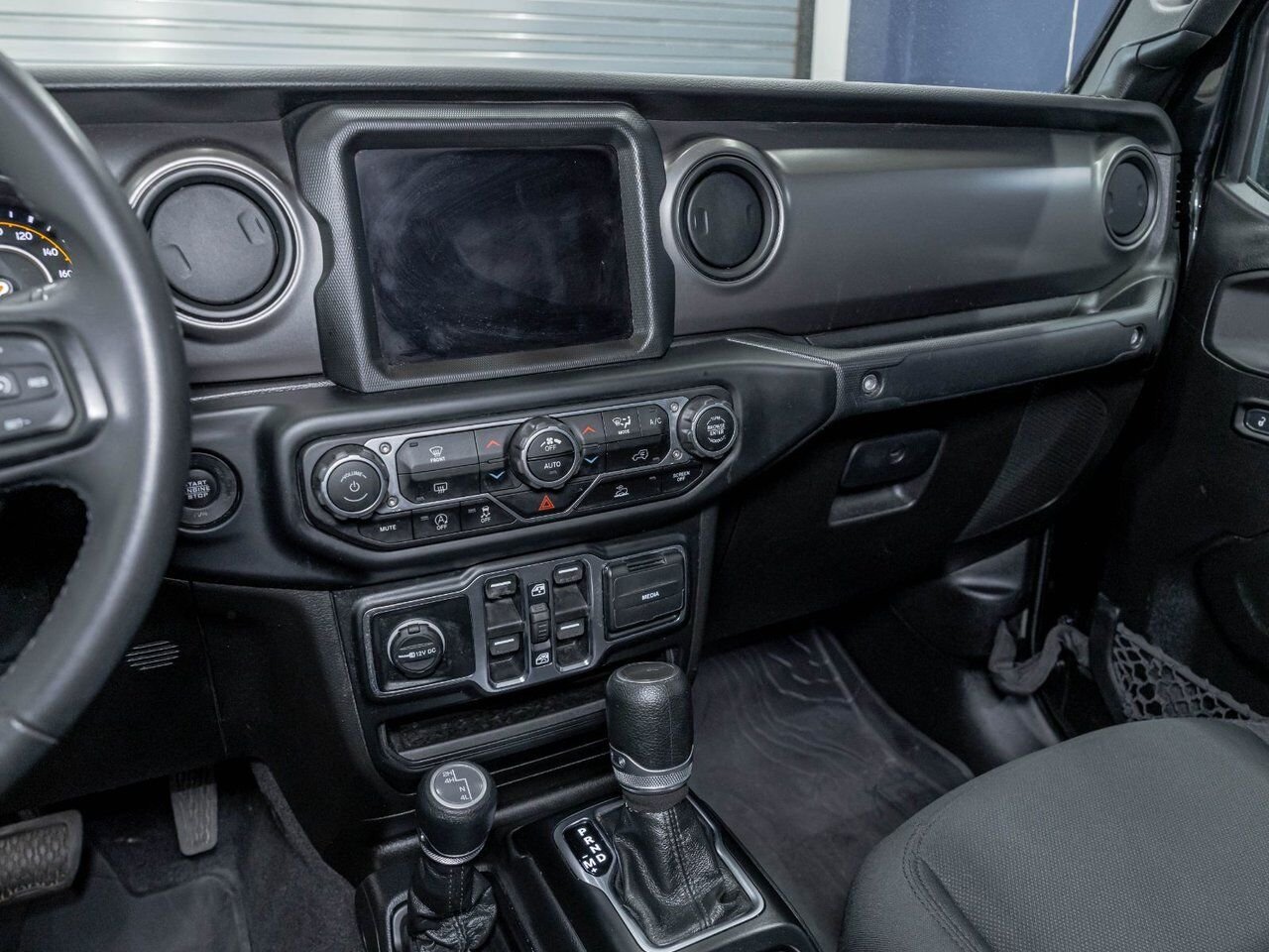 Jeep Gladiator WILLYS CREW 4X4 V6 *NAV* TOIT DUR CARPLAY BEDLINER 2023 Noir Saint-Jérôme - photo #19