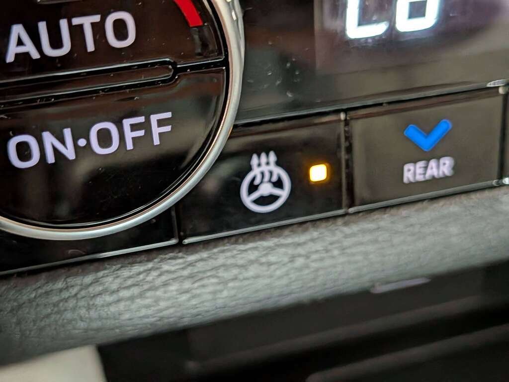2023 Mitsubishi Outlander Plug-In Hybrid GT S-AWC Red Val-David - photo #17