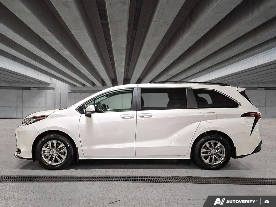 2025 Toyota Sienna LE White