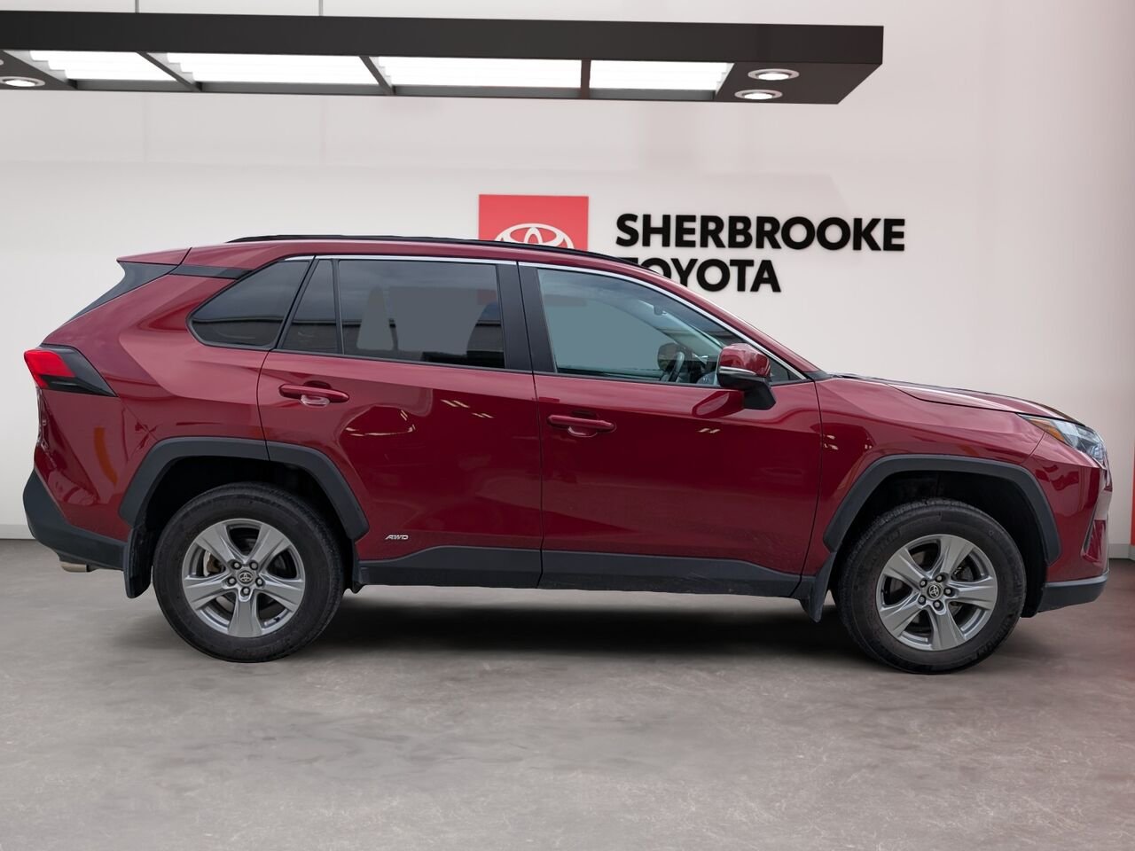 Toyota RAV4 Hybride XLE/AWD/SIÈGES CHAUFFANTS/VOLANT CHAUFFANT/TOIT OUVRANT/BLUETOOTH/AC BIZONE 2023 Rouge Sherbrooke - photo #2