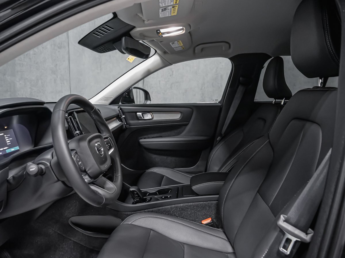 2025 Volvo XC40 B5 CORE BRIGHT Black Montreal - photo #10