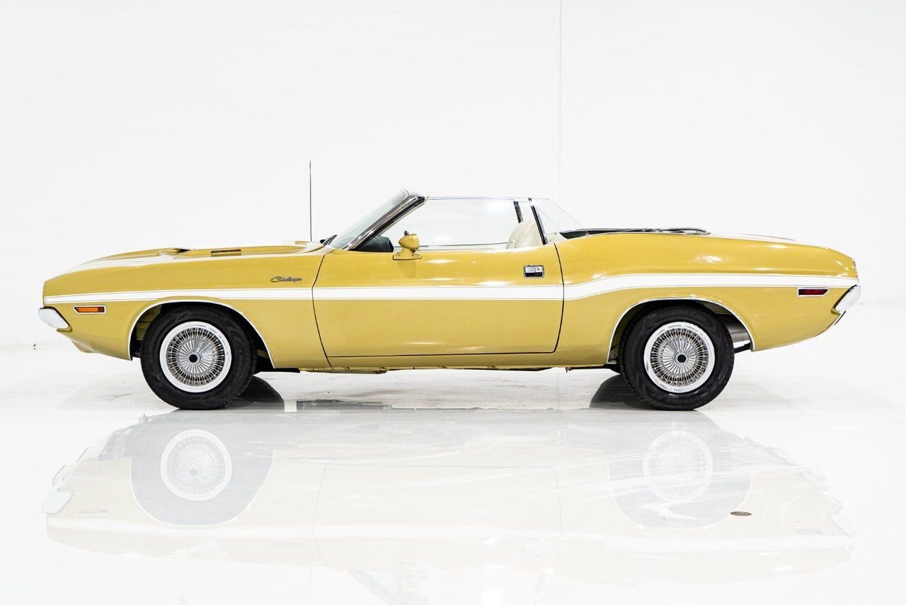 1971 Dodge Challenger *PRIX EN USD* Convertible Fully restored to desirable specifications Gold Montreal - photo #64