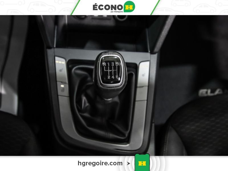 2019 Hyundai Elantra White Laval - photo #15