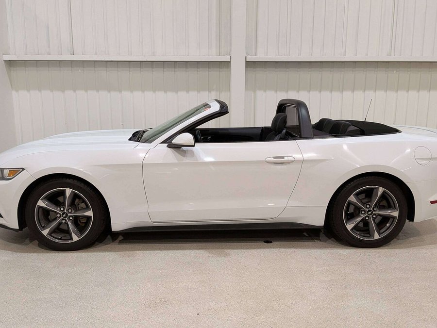 2015 Ford Mustang 2dr Conv V6 White