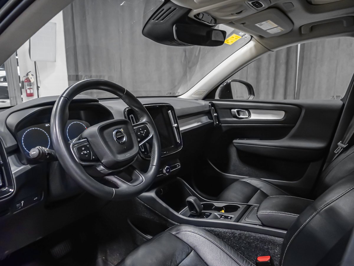Volvo XC40 MOMENTUM 2022 Noir Montréal - photo #1