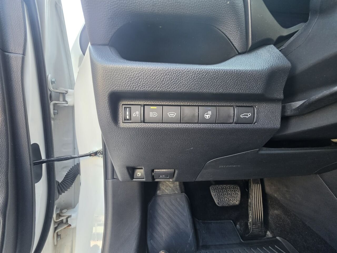 Toyota RAV4 XLE HYBRIDE 2023 Blanc Mont-Laurier - photo #14
