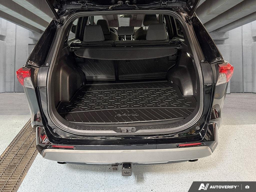 2022 Toyota RAV4 2602099A | Hybrid SE, well maintained, local trade Black Edmonton - photo #11
