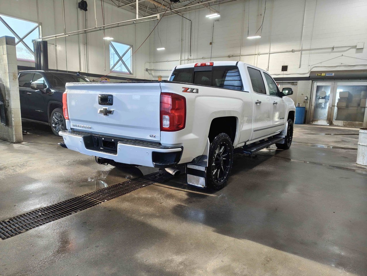 2018 Chevrolet Silverado 1500 4WD Crew Cab 153.0 LTZ w/2LZ White Sherwood Park - photo #5