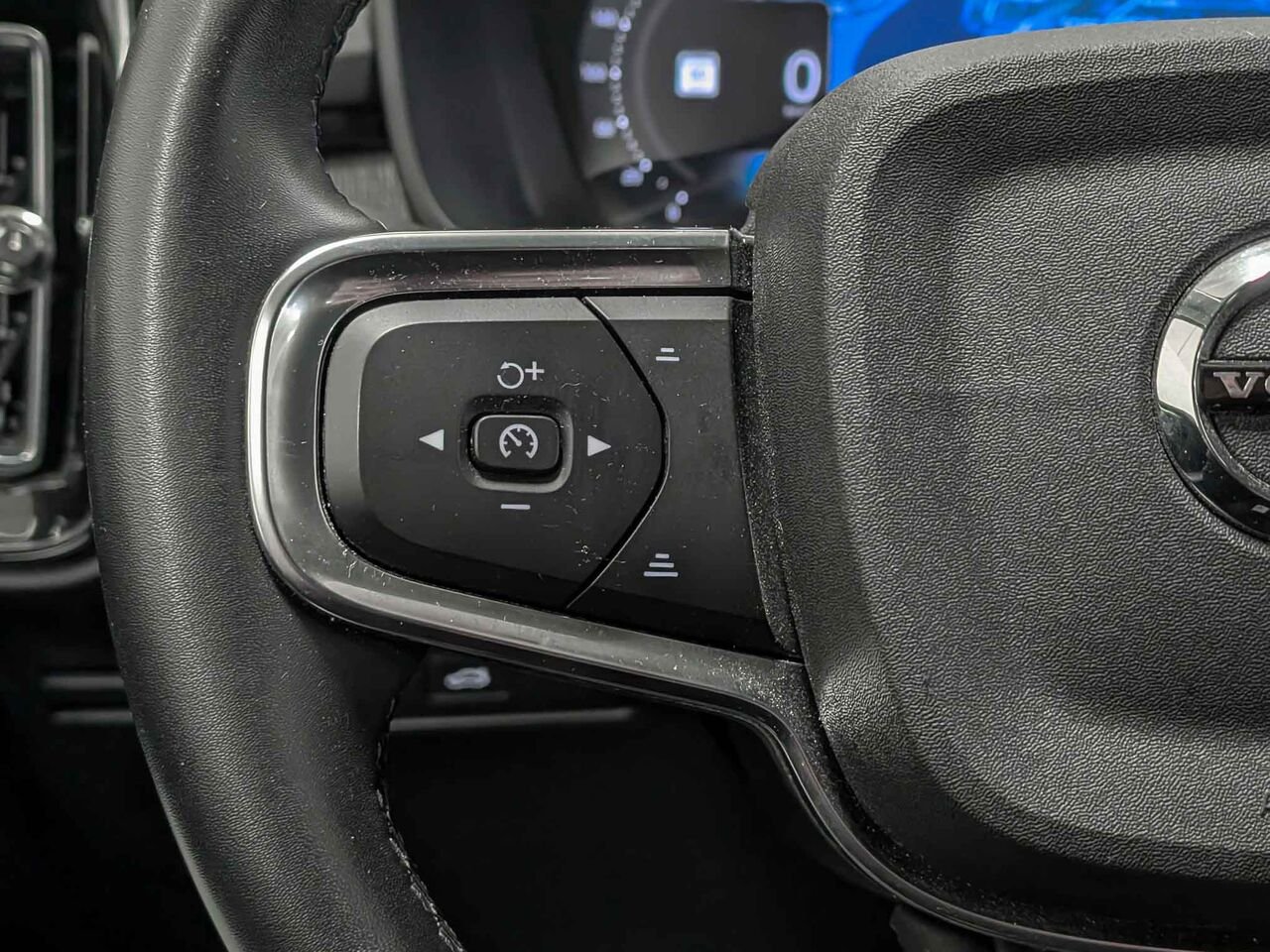 Volvo XC40 B5 Core AWD 2023 Noir Sherbrooke - photo #12