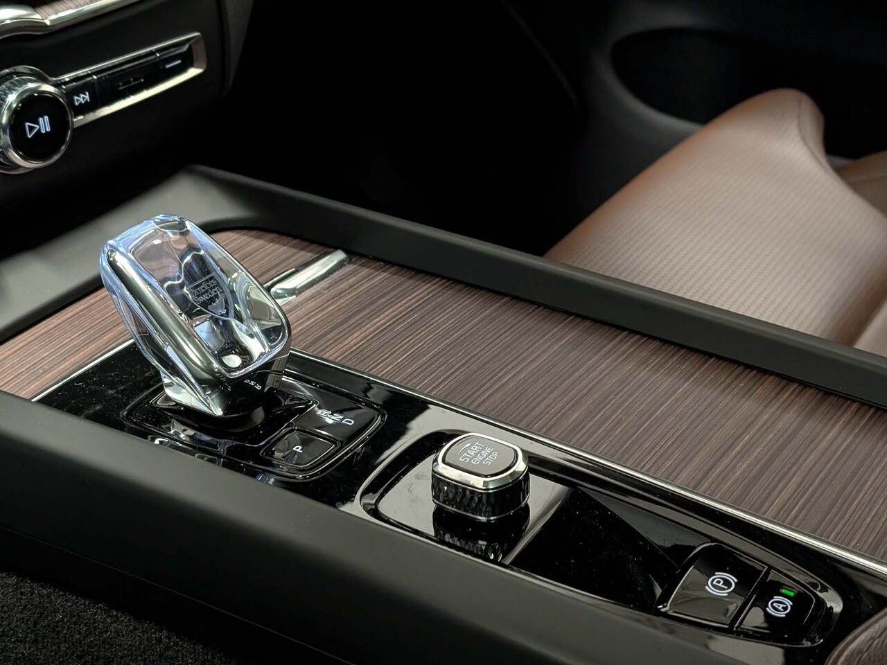 2023 VOLVO XC60 Ultimate Bright Theme AWD Toit Pano Sièges Chauffants Grey Sherbrooke - photo #17