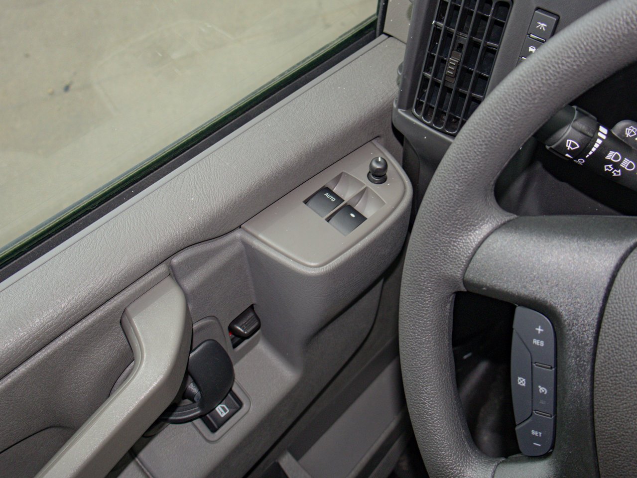 2025 Chevrolet Express Cargo Van RWD 3500 155 White Sherwood Park - photo #19