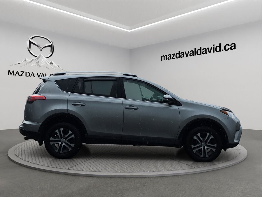 Toyota RAV4 Traction intégrale 4 portes LE, caméra de recul, sièges chauffant, commande audio au volant 2017 Gris