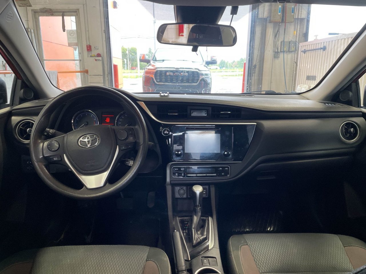 Toyota Corolla LE AUTO *SIÈGES CHAUFF* REG ADAPT BLUETOOTH USB 2018 Rouge Saint-Jérôme - photo #9