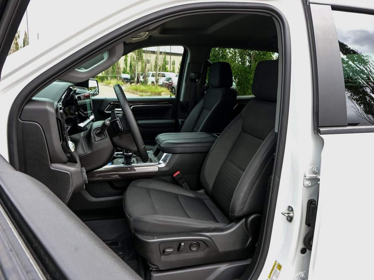 2024 Chevrolet Silverado 1500 4WD Crew Cab 147 RST White Sherwood Park - photo #15