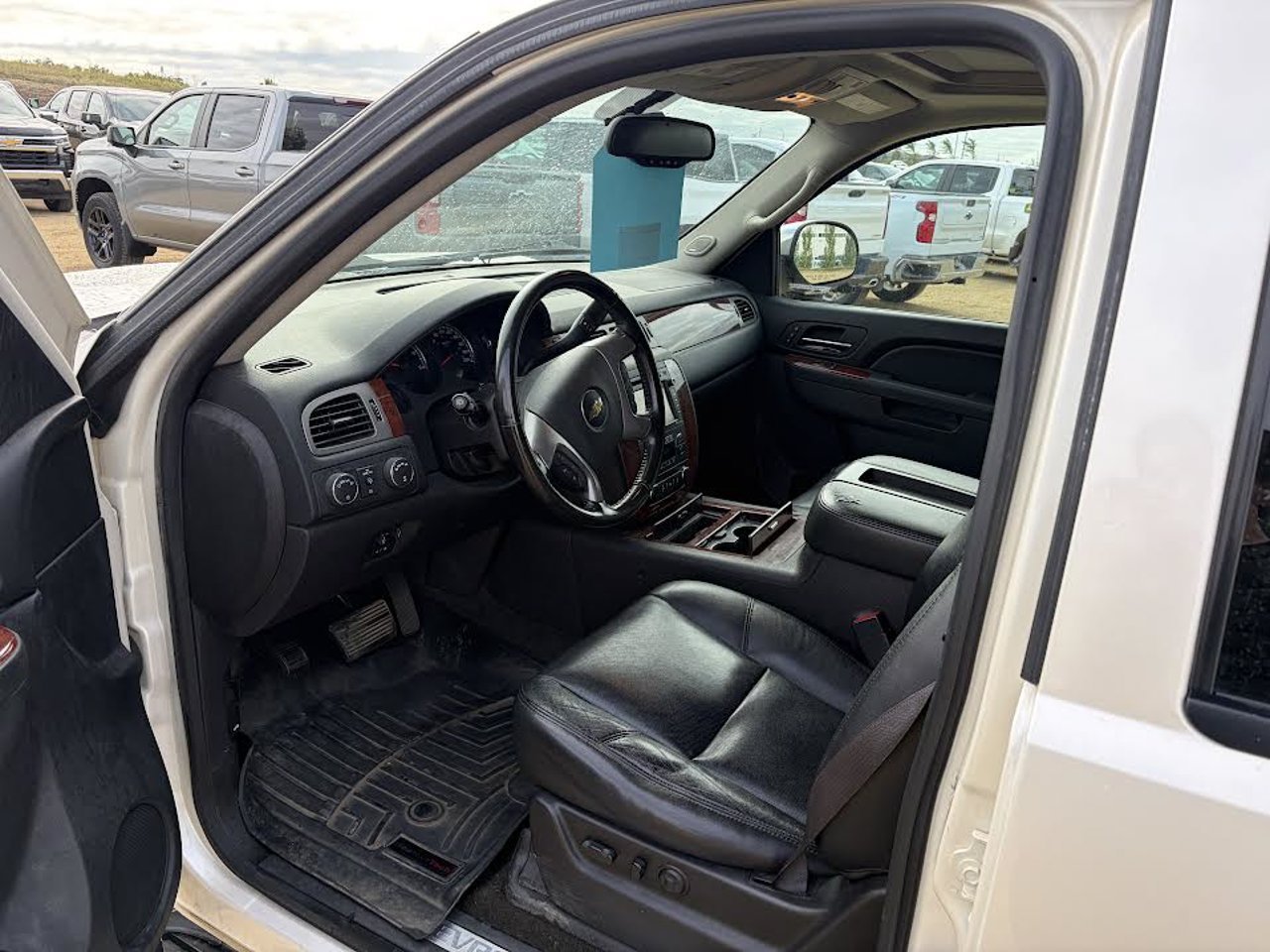 2013 Chevrolet Tahoe 4WD 4dr LTZ White Sherwood Park - photo #6