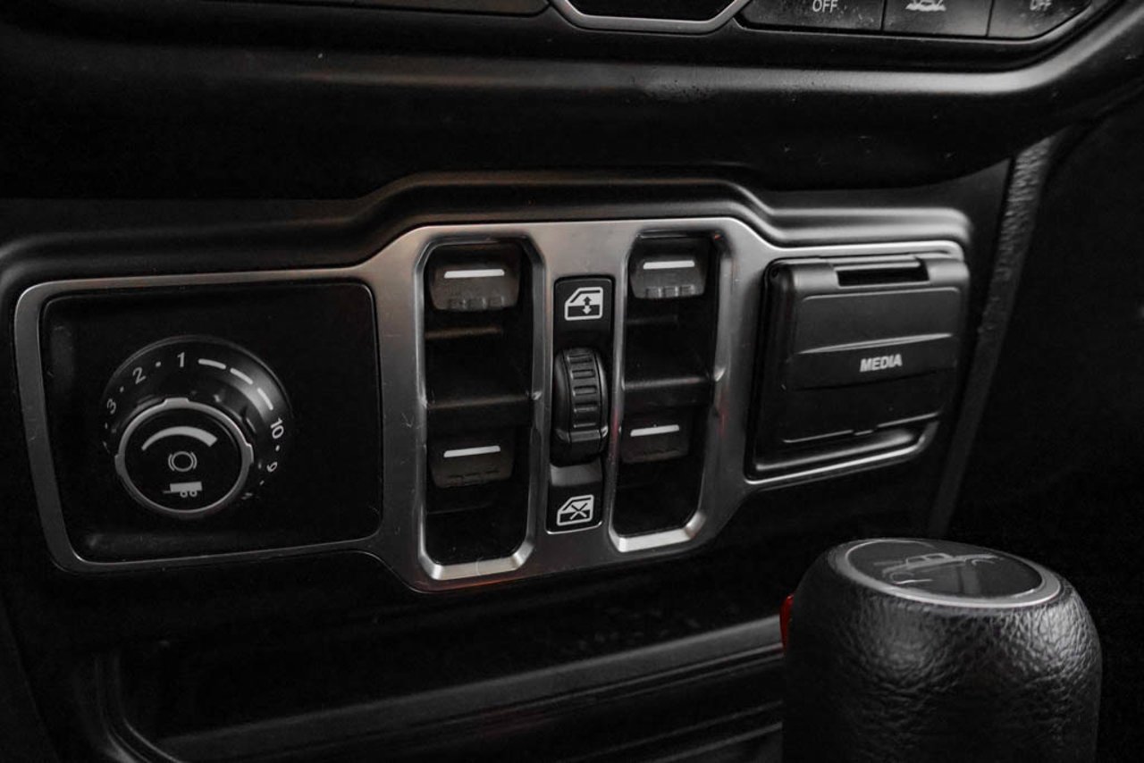 2021 Jeep Gladiator Sport 80th Anniversary 4x4 *Ltd Avail* White Sherwood Park - photo #23