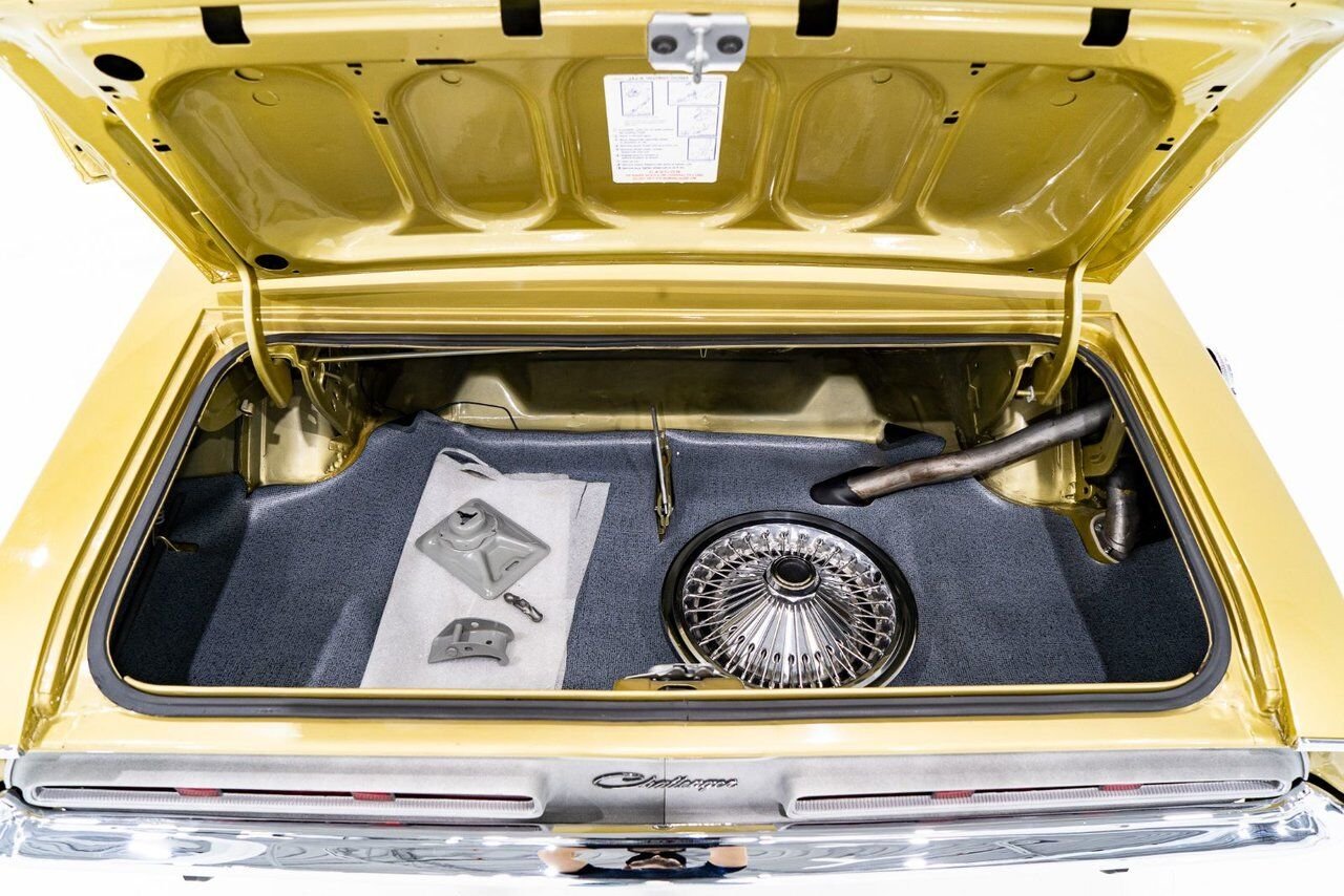 1971 Dodge Challenger *PRIX EN USD* Convertible Fully restored to desirable specifications Gold Montreal - photo #21