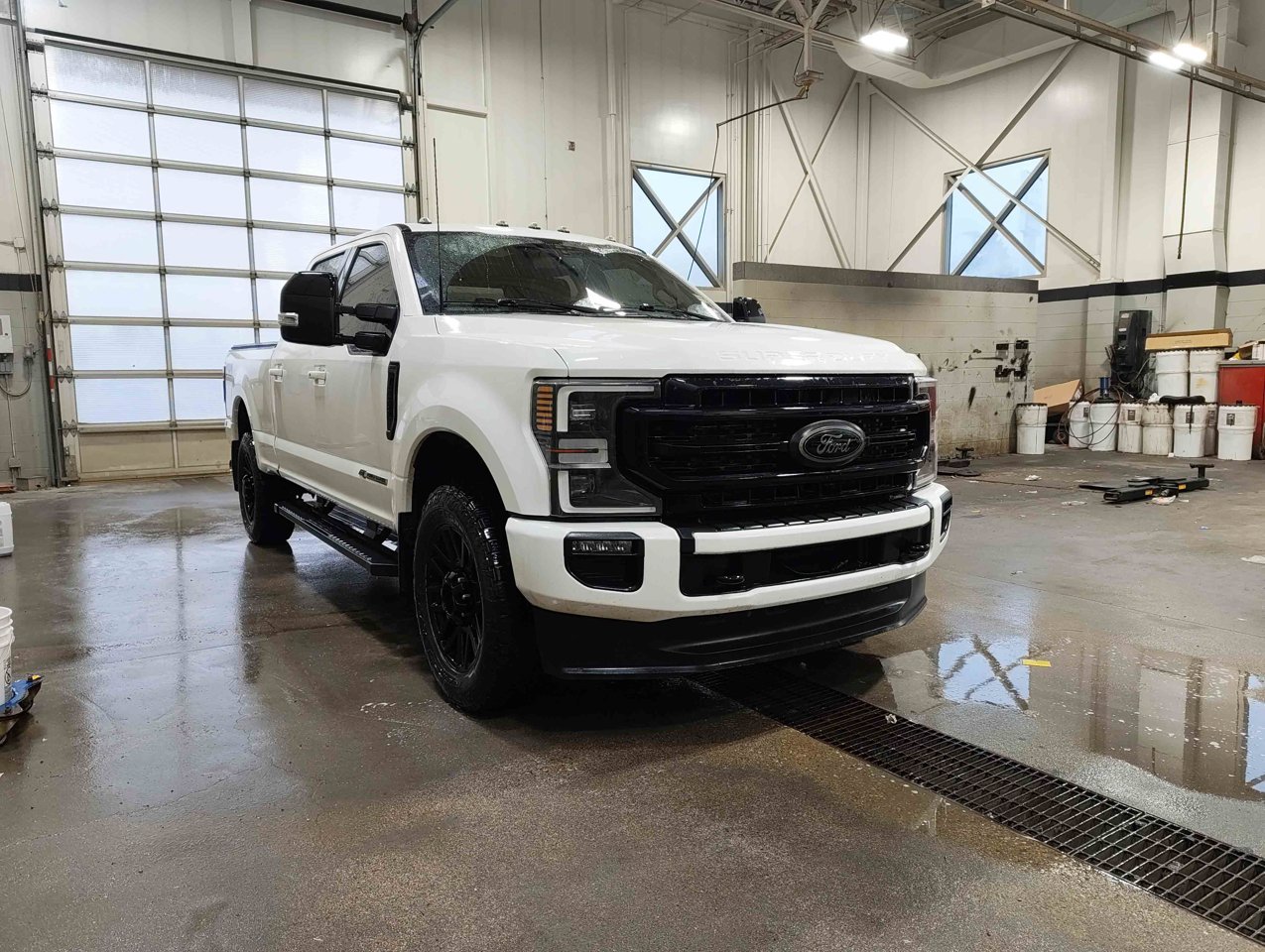 2022 Ford Super Duty F-350 LARIAT 4WD Crew Cab 6.75' Box White Sherwood Park - photo #2
