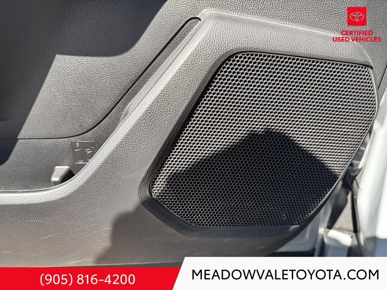 2023 Toyota HIGHLANDER New tires, Satin Bronze 18" Wheels, Running Boards, 2nd Row Captain Chairs Cement Mississauga - photo #11
