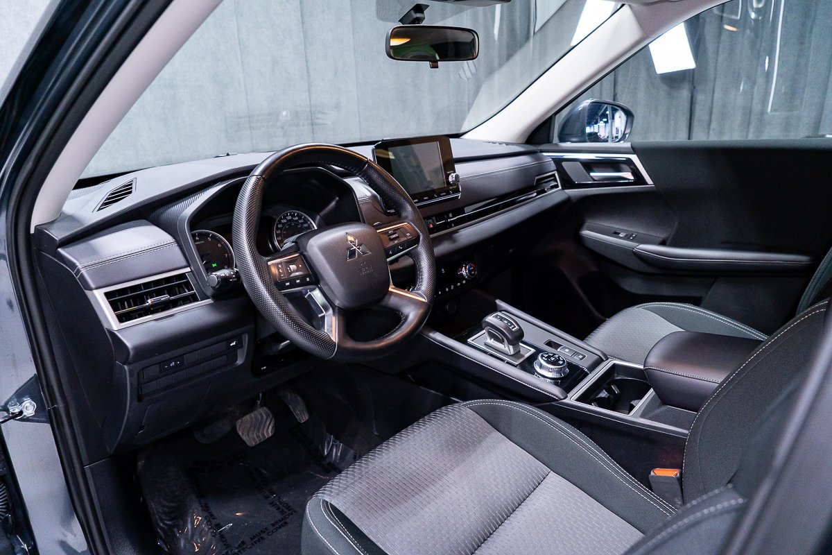 2024 Mitsubishi Outlander ES S-AWC Grey Montreal - photo #6
