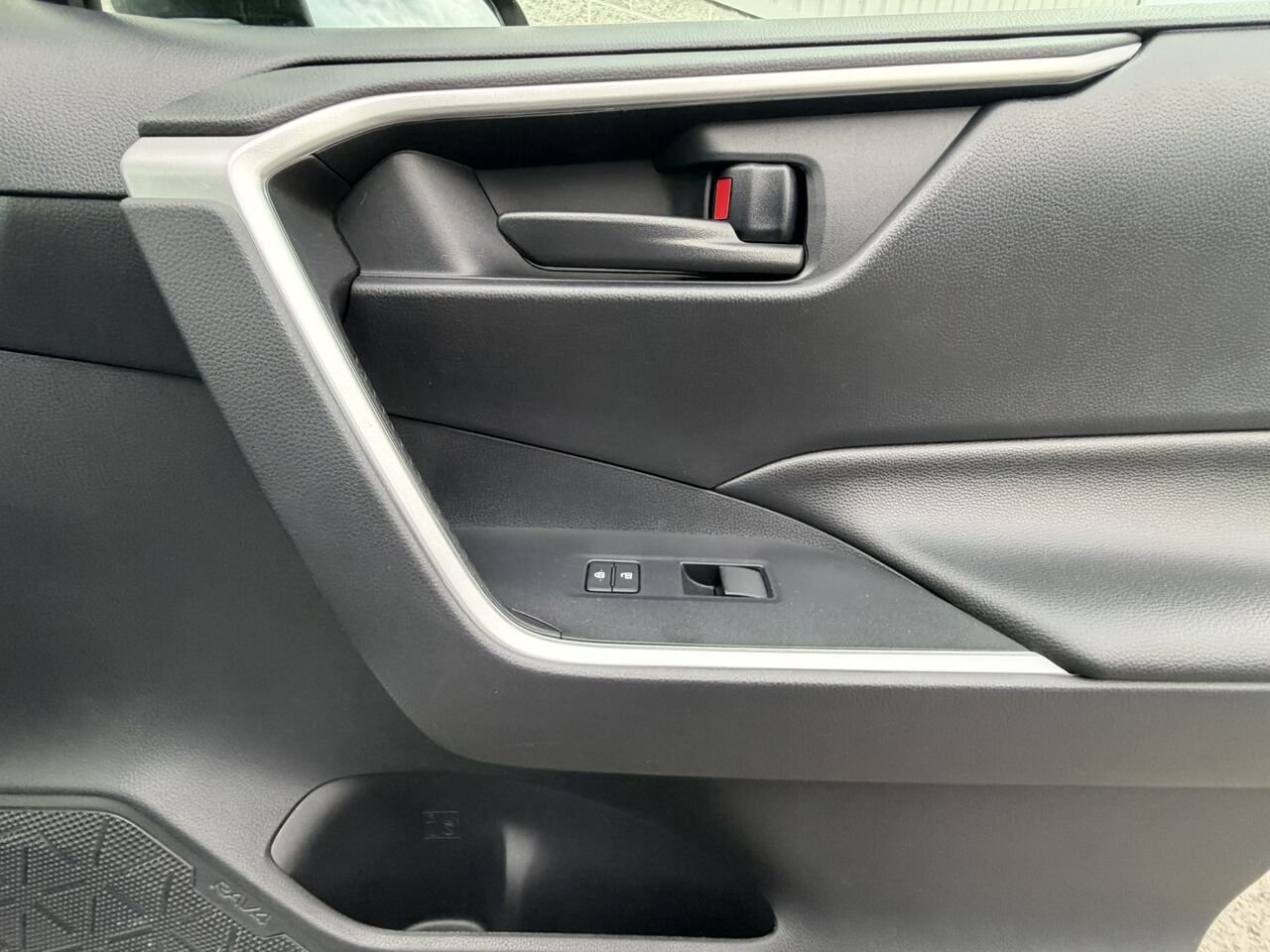 Toyota RAV4 LE 2019 Blanc Laval - photo #16
