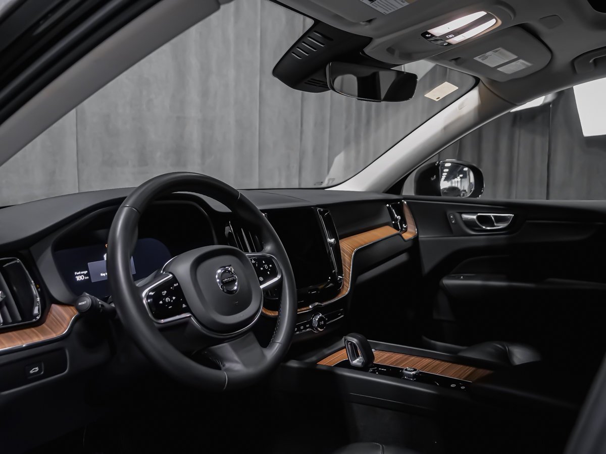 2023 Volvo XC60 PLUS DARK THEME Black Montreal - photo #5