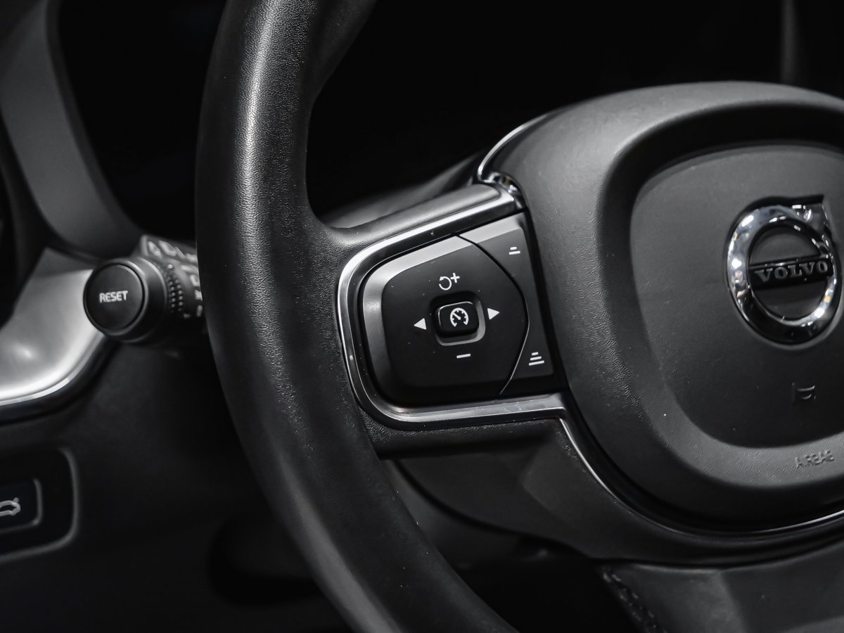 2022 Volvo XC60 B6 MOMENTUM CLIMATE White Montreal - photo #11