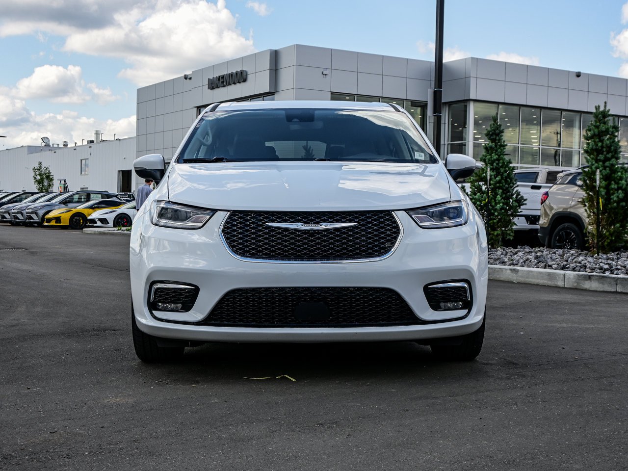 2023 Chrysler Pacifica Touring L AWD White Sherwood Park - photo #2