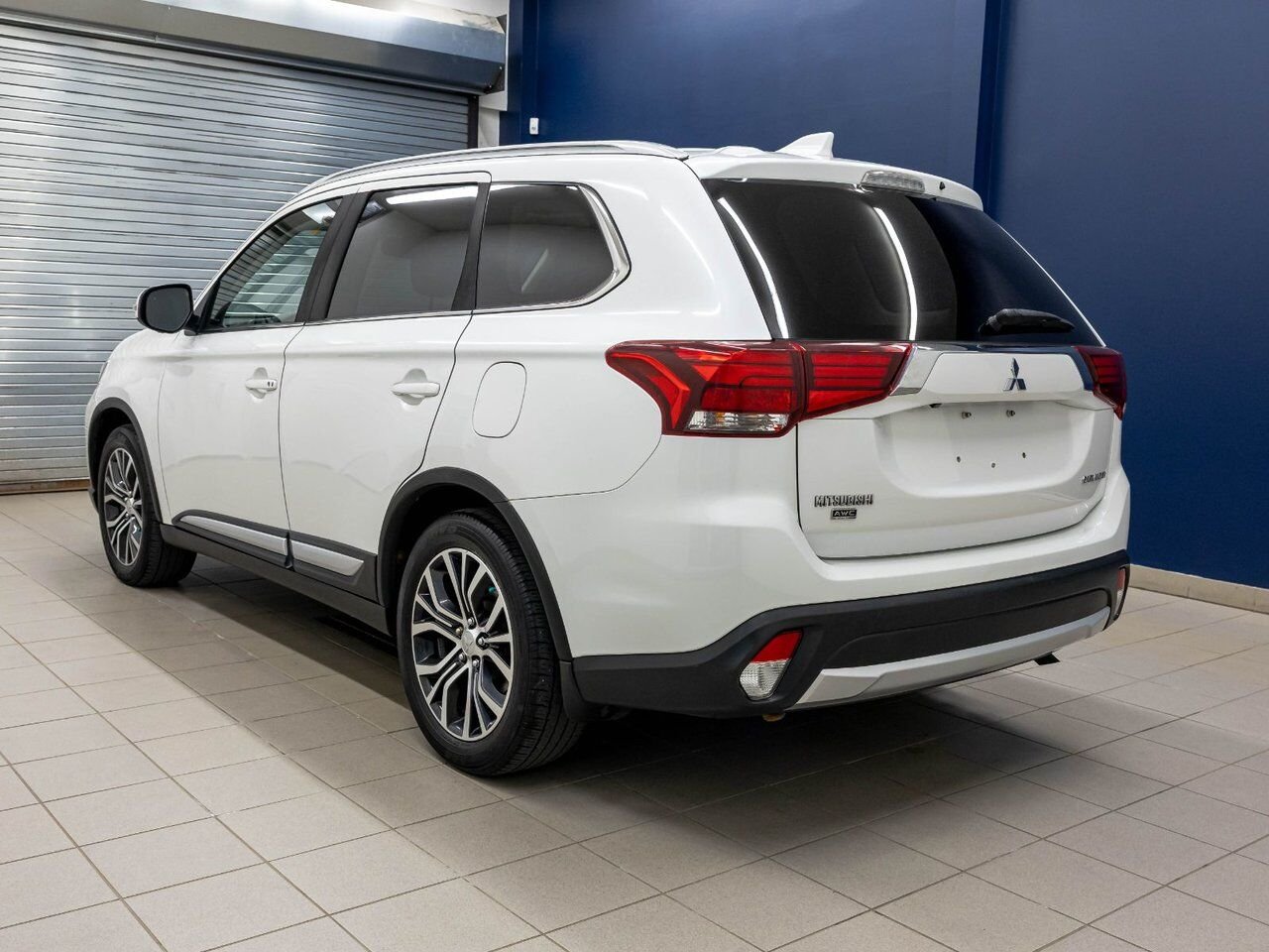 Mitsubishi Outlander ES AWD *TOIT* CUIR 7 PLACES SIÈGES CHAUFF CAM 360 2018 Blanc Saint-Jérôme - photo #5