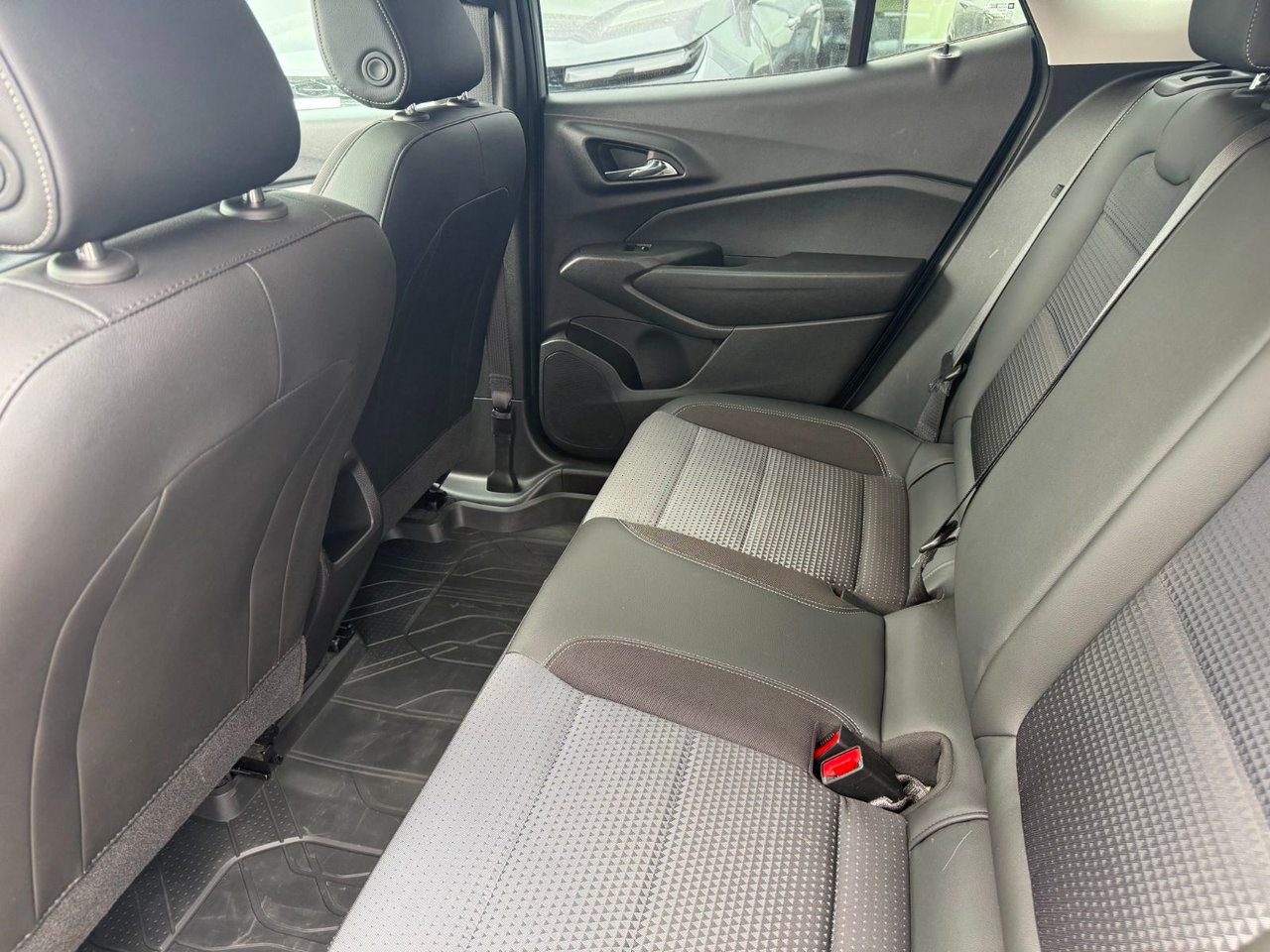 Chevrolet Trax LT *TOIT* SIEGES CHAUFF *REG ADAPT* CARPLAY *PROMO 2024 Gris Saint-Jérôme - photo #12