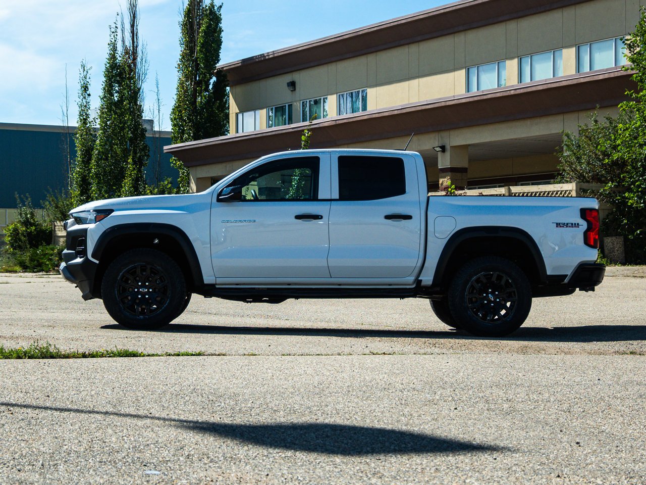 2024 Chevrolet Colorado 4WD Crew Cab Trail Boss White Sherwood Park - photo #10