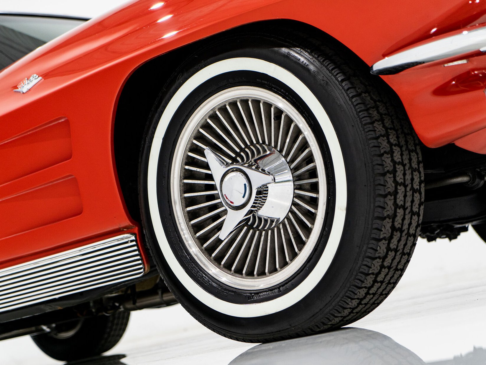 Chevrolet Corvette Split window matching# 327 Factory A/C | PRICE IN USD 1963 Rouge Montréal - photo #2