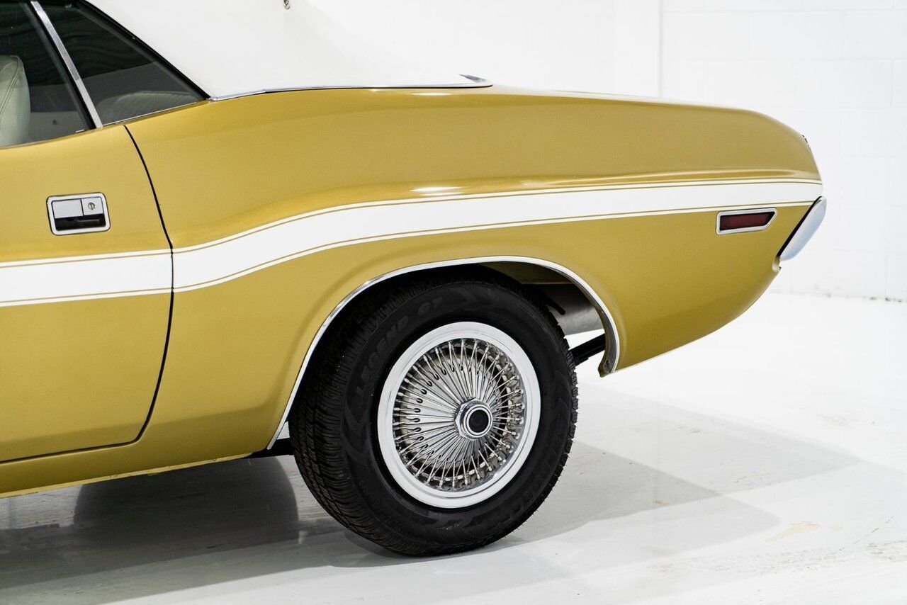1971 Dodge Challenger *PRIX EN USD* Convertible Fully restored to desirable specifications Gold Montreal - photo #47