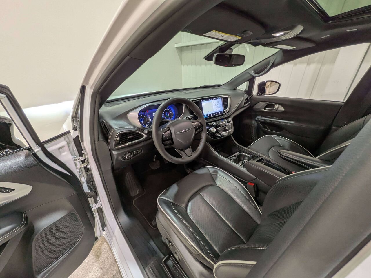 2025 Chrysler Pacifica Limited FWD White Val-David - photo #10