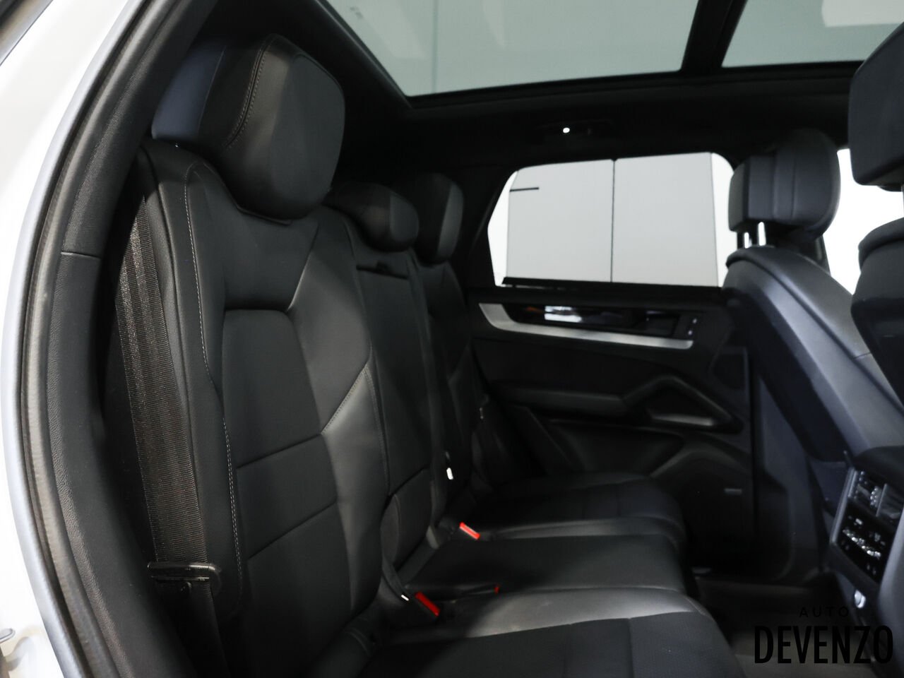 2025 Porsche Cayenne Grey Saint-Eustache - photo #8