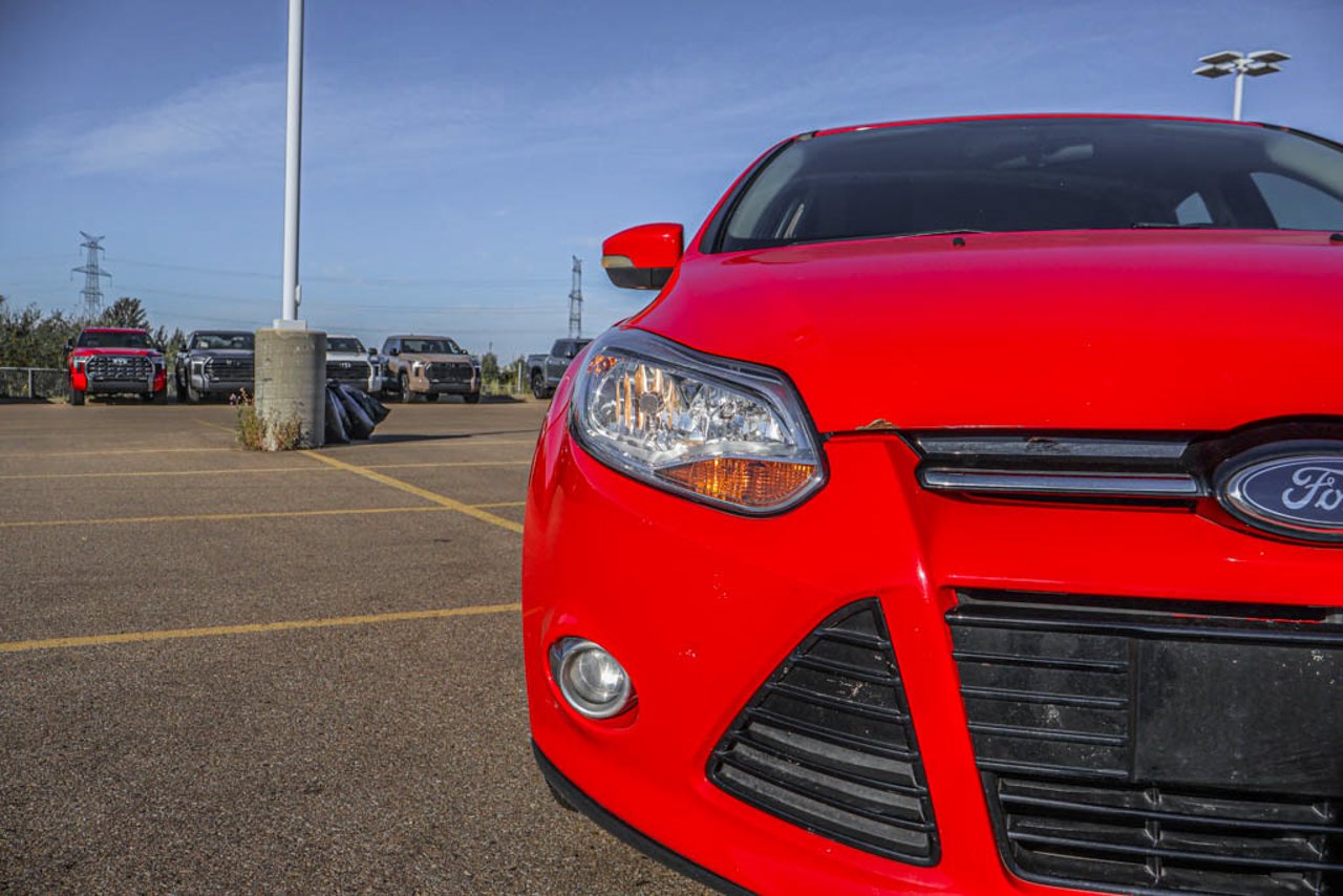 2012 Ford Focus 5dr HB SEL Red Sherwood Park - photo #10