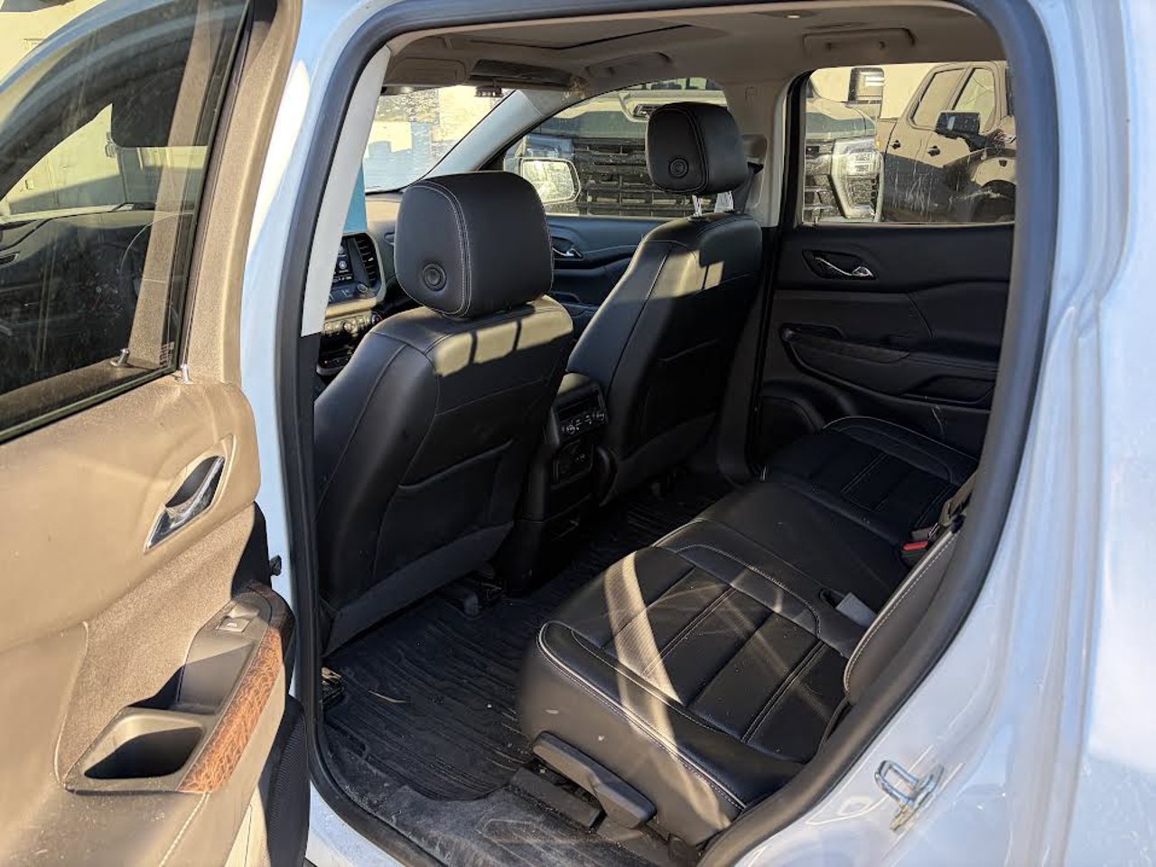 2023 GMC Acadia AWD 4dr Denali White Sherwood Park - photo #5